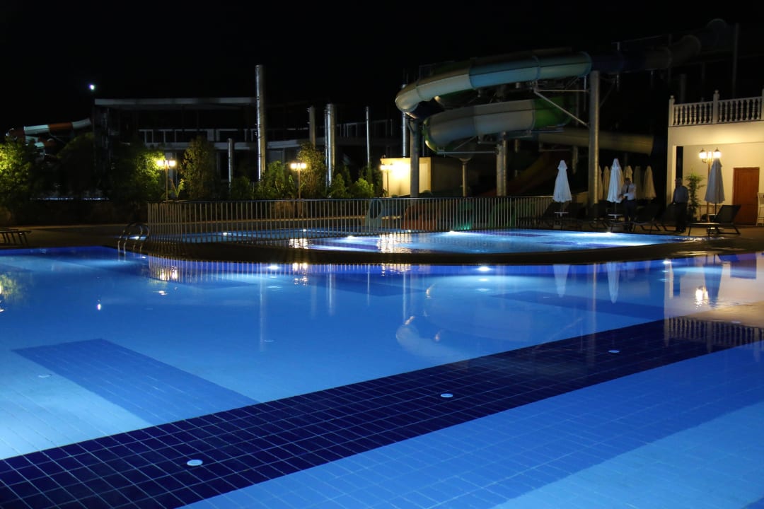 Pool bei Nacht  J'adore Deluxe Hotel & Spa
