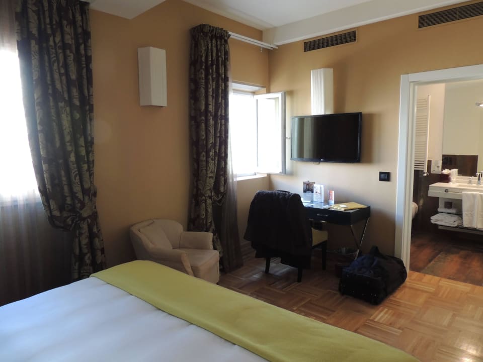 Blick vom Bett zum Bad Hotel Firenze Number Nine