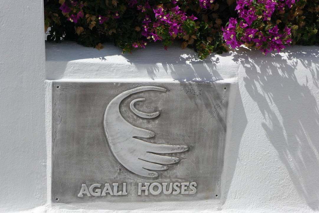 Agali-Logo am Eingang Hotel Agali Houses