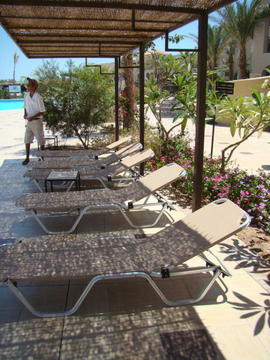 Leżaki nad basenem JAZ Aquamarine Resort