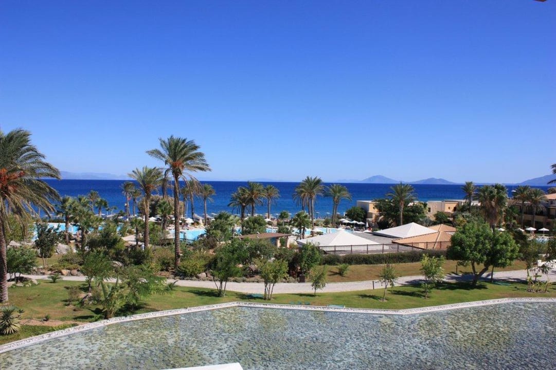 Blick auf Garten, Pools und Strand Grecotel LUXME Kos