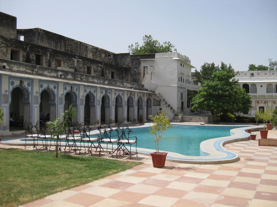 Blick vom hinteren Bereich des Hotels auf den Pool Hotel Nimaj Palace