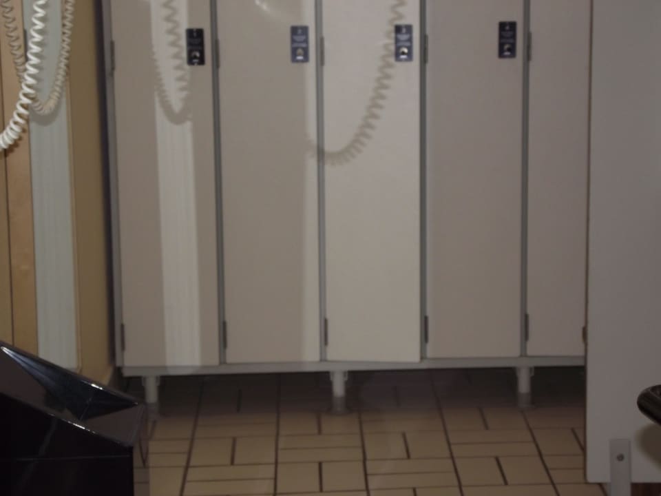 Umkleideraum mit Schränke Leonardo Hotel Hannover Airport