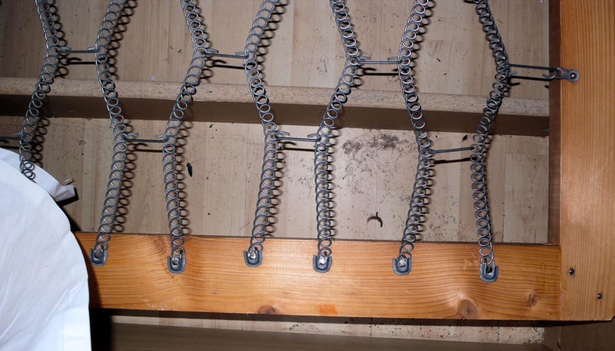 Unterm Bett versteckte sich so manche Überraschung Sonnenwald Hotel