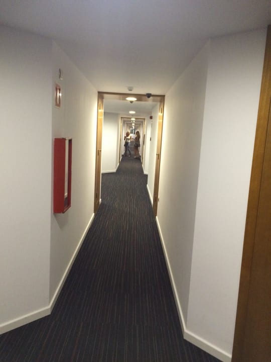 Flur zu den Zimmern  Hotel Garbi Ibiza & Spa