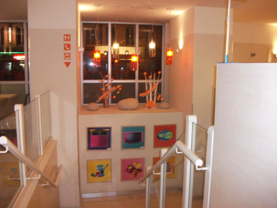 Abgang zur Toilette ibis Styles Hotel Paris Gare de l'Est Château Landon