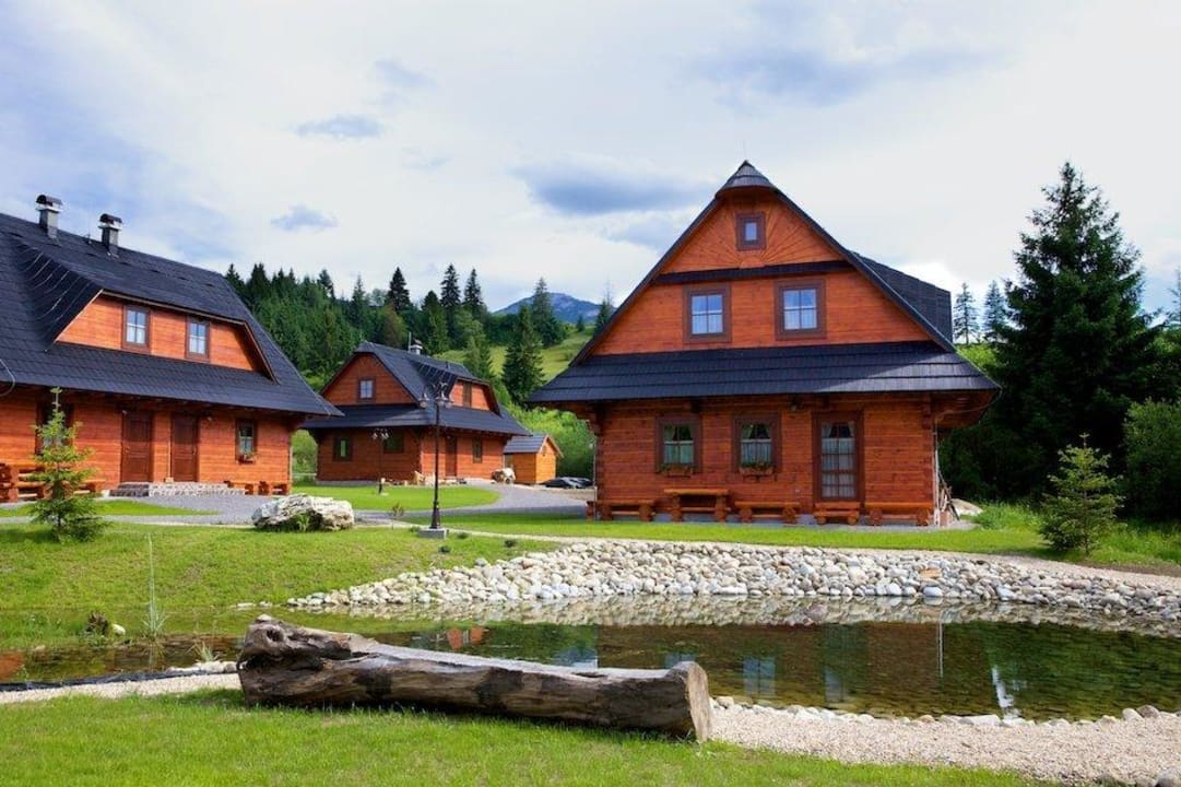 Centrálna časť areálu s jazierkom Chalet Drevenice Zuberec