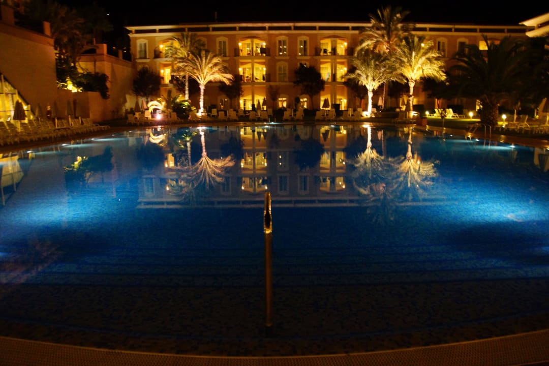 Schöner großer Pool in der Nacht Grupotel Playa de Palma Suites & Spa