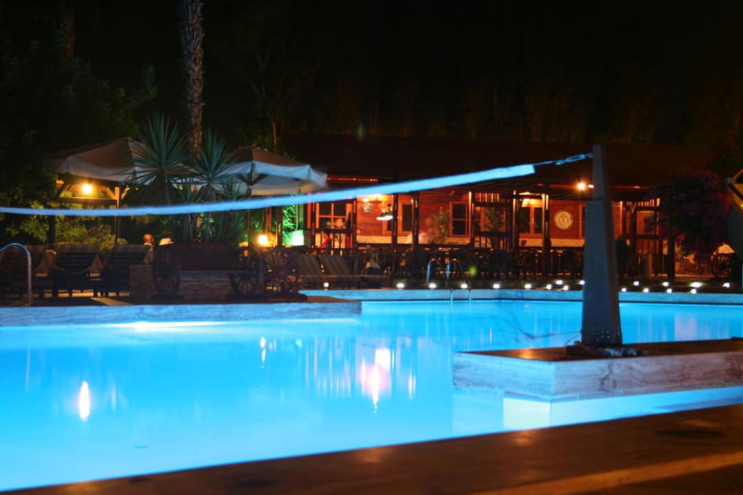 Nachts am Pool Gaia Garden Hotel