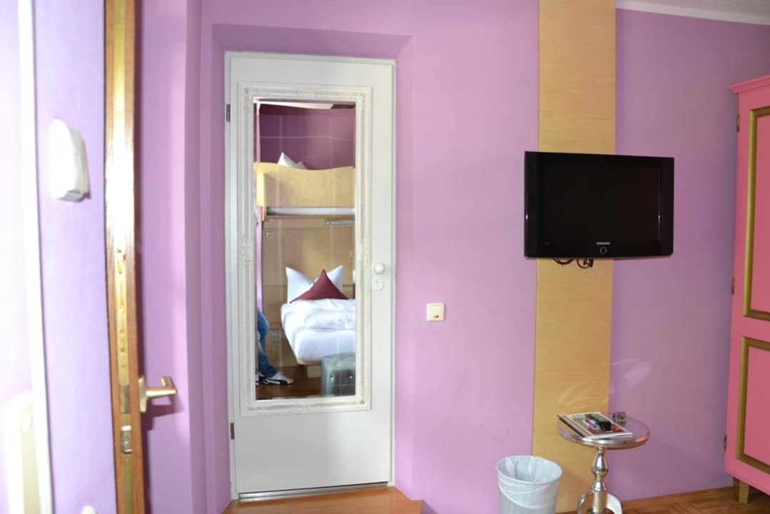 Badzugang und Flat-TV Hotel Fantasia