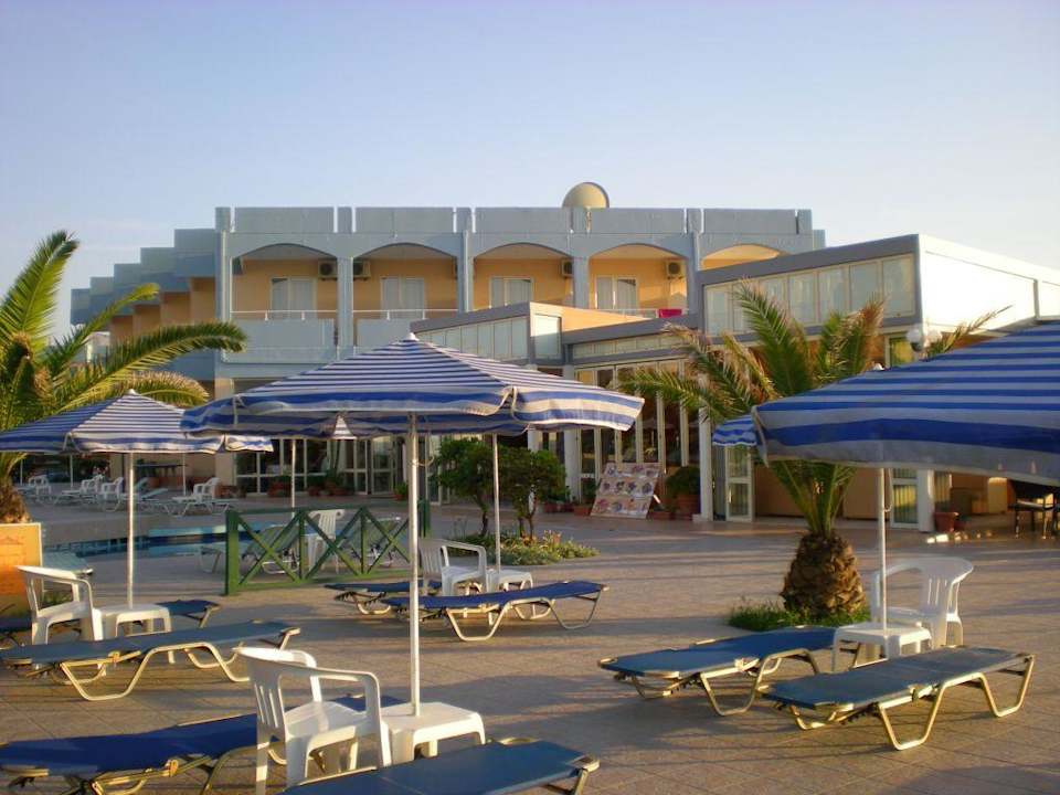 Leżaki przy basenie Hotel Kathrin Beach