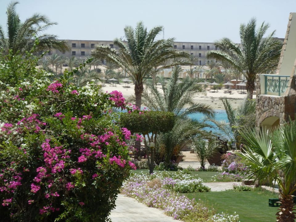 Gartenanlage; Strand im Hintergrund Brayka Bay Resort