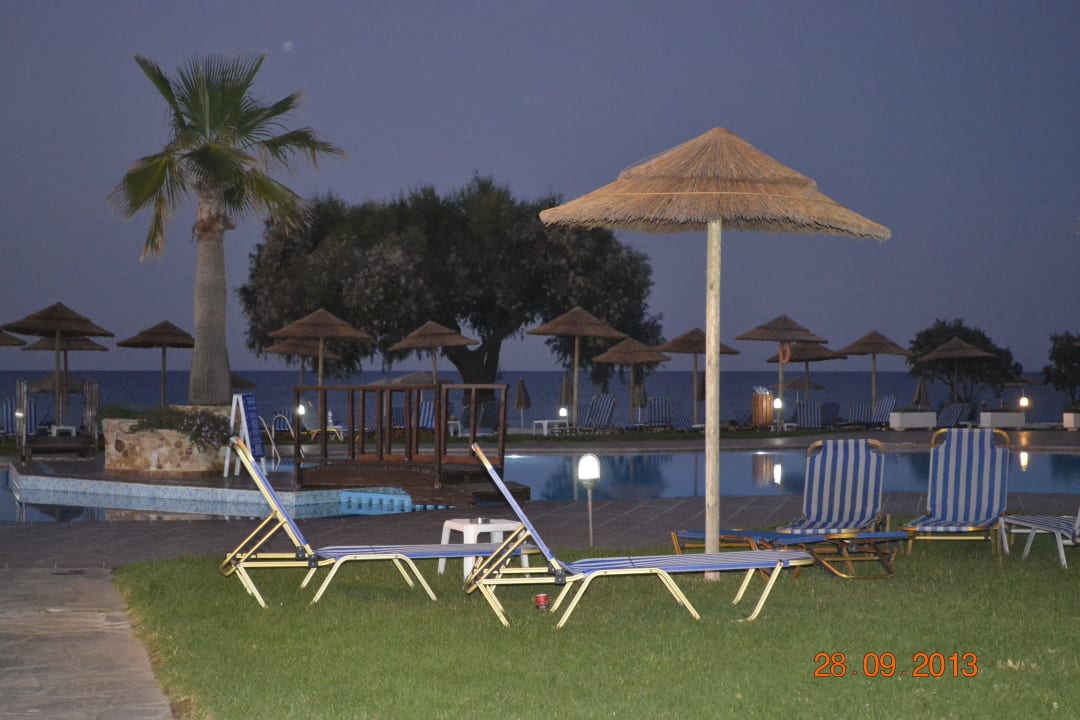 Blick vom Pool zum Strand Hotel Geraniotis Beach