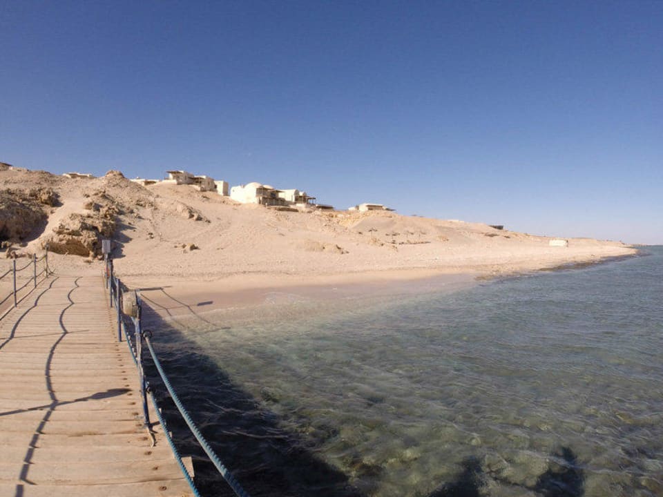 Strand und Teile der Anlage vom Steg aus The Oasis Dive Resort