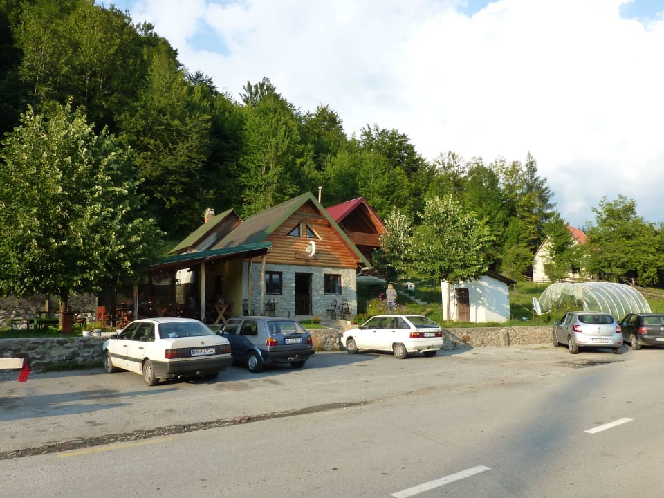 Von der Straße aus gesehen, vorne die Parkplätze Sur Tara Skrbusa