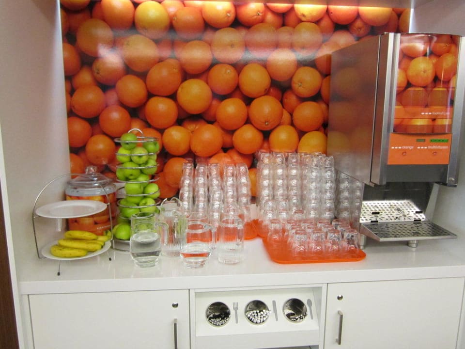 Frühstücksbüffet / Getränke / Obst Hampton by Hilton Berlin City West