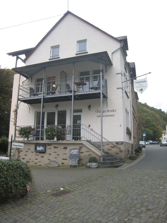 Seitenansicht mit Parkplatzzufahrt Haus Burgblick