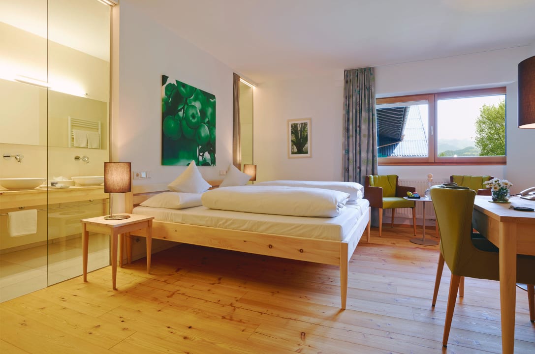 Doppelbett in der Zirbe-Suite »Apfelgarten« Hotel Zur Schanz