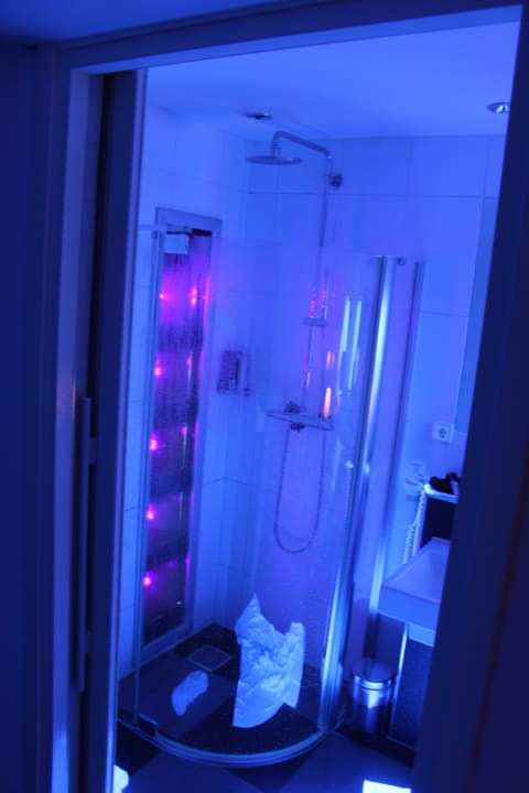 Sunshower Doubletree by Hilton Rotterdam Centre