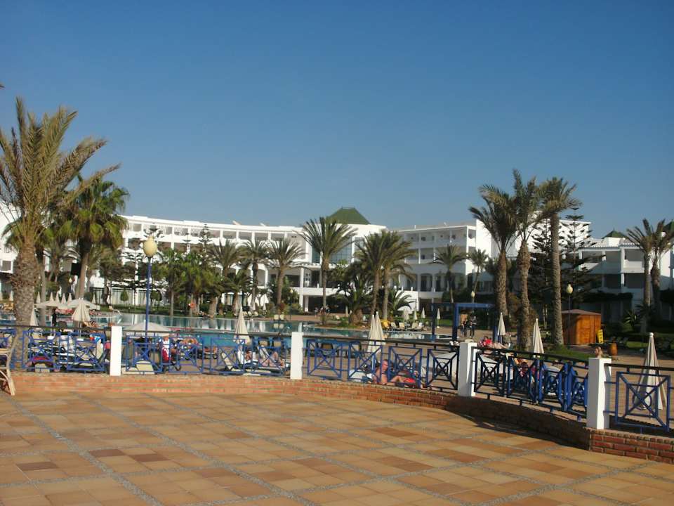 Poolterrasse mit Sicht auf das Hotel Iberostar Waves Founty Beach