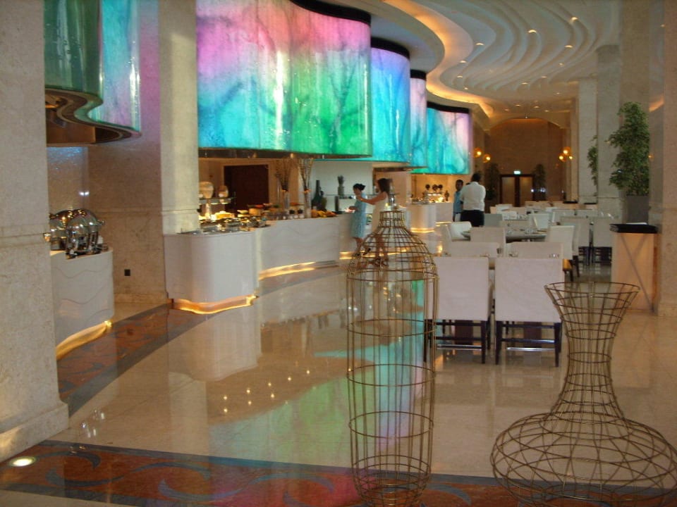 Das Büffet im Hotelrestaurant The St. Regis Saadiyat Island Resort, Abu Dhabi