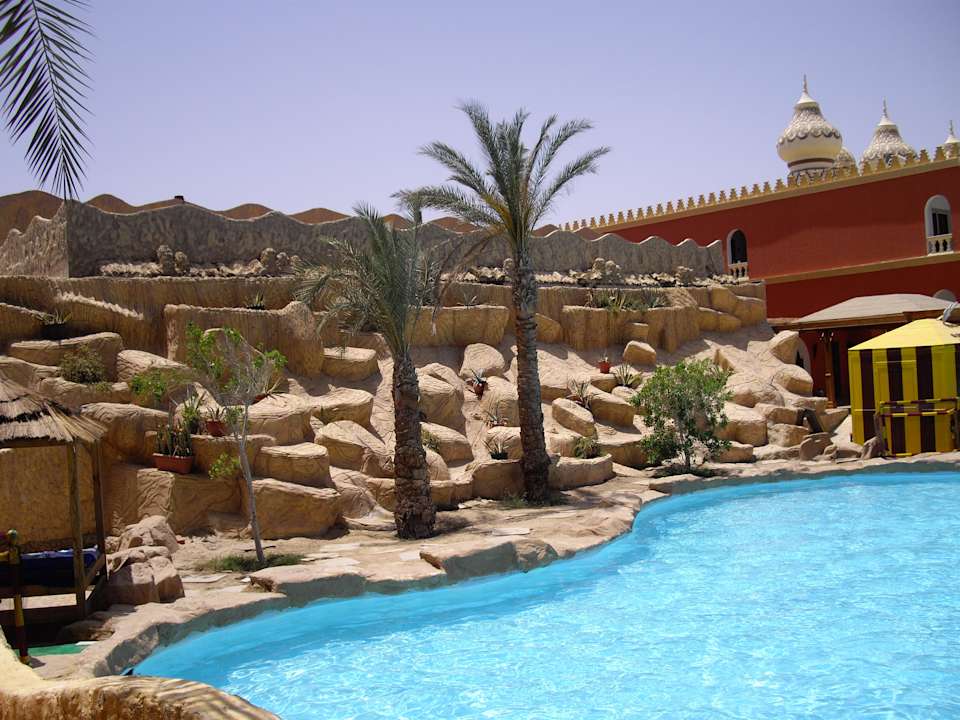 Aussenbereich des aktiven Pools Pickalbatros Alf Leila Wa Leila Resort - Neverland Hurghada