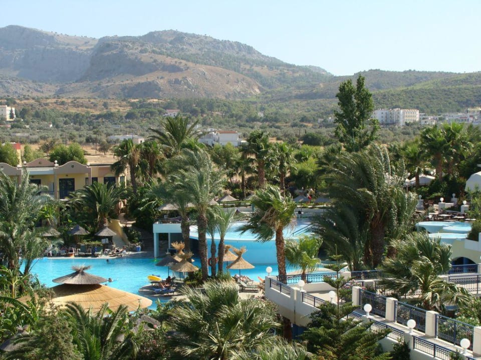 Blick von oben auf den Pool vor dem Haupthaus Atrium Palace Thalasso Spa Resort & Villas