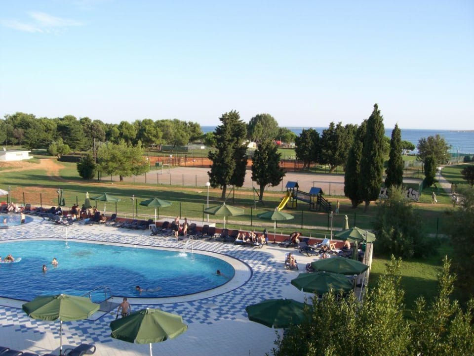 Blick von unserm Balkon auf Pool und Meer TUI BLUE Medulin