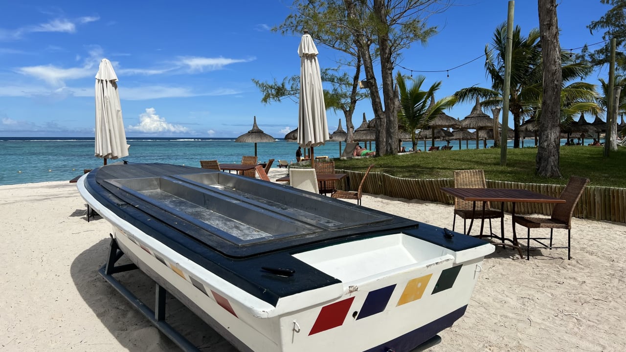 Gastro Crystals Beach Resort Belle Mare, a member of Radisson Individuals