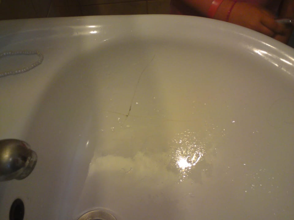 Das Waschbecken komplett gesprungen Clover Magic Park Beach Alanya