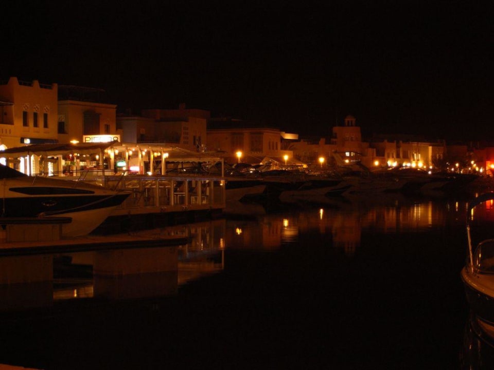 Marina am Abend Captain's Inn Hotel