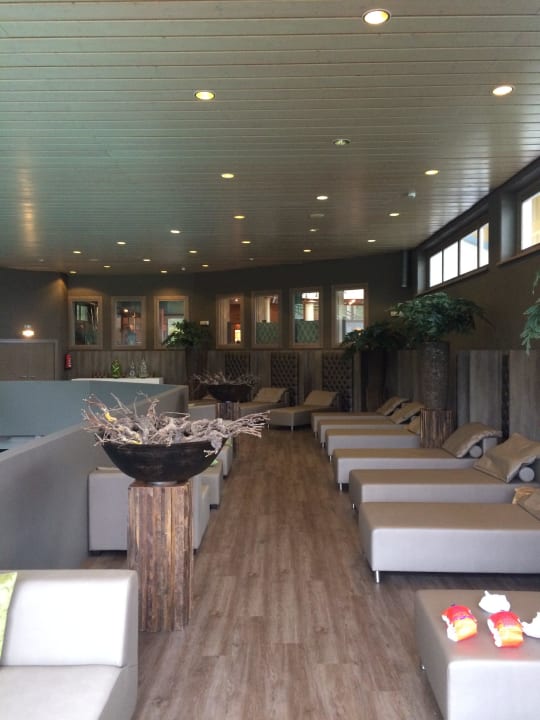 Liegen im Indoor Pool, oben Aldiana Club Ampflwang