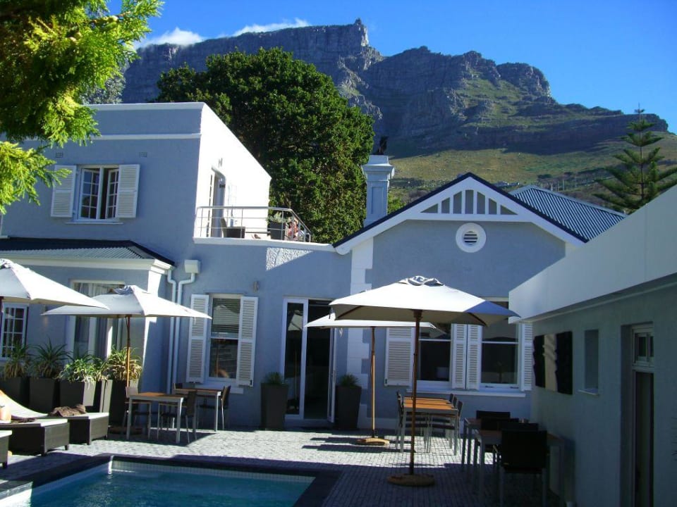 Aussenansicht mit Tafelberg im Hintergrund Guesthouse 2inn1 Kensington