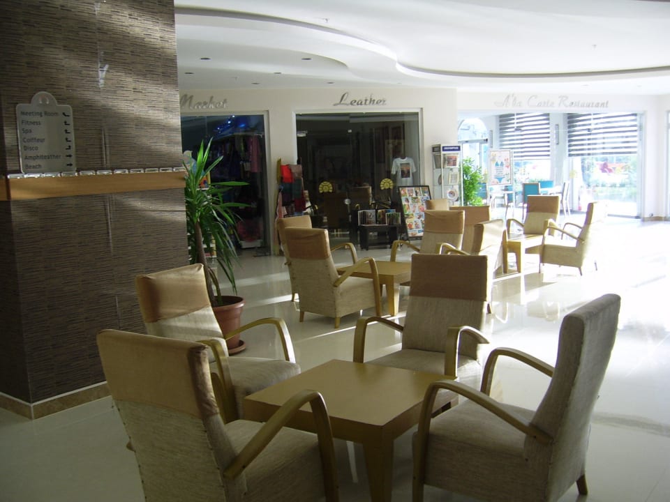 Sitzmöglichkeiten vor dem Reastaurant  Annabella Diamond Hotel & Spa