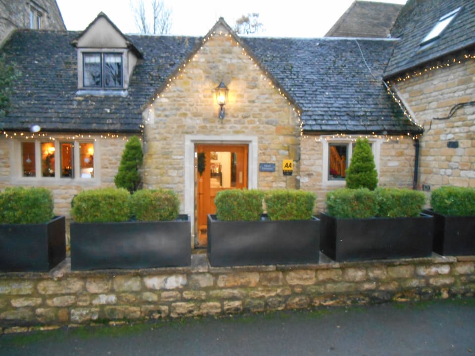 Front entrance into reception Hotel Washbourne Court