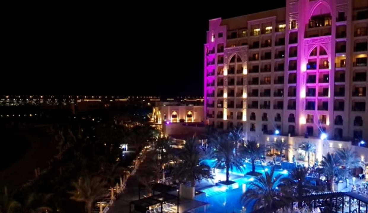 Widok z balkonu na hotel DoubleTree by Hilton Resort & Spa Marjan Island