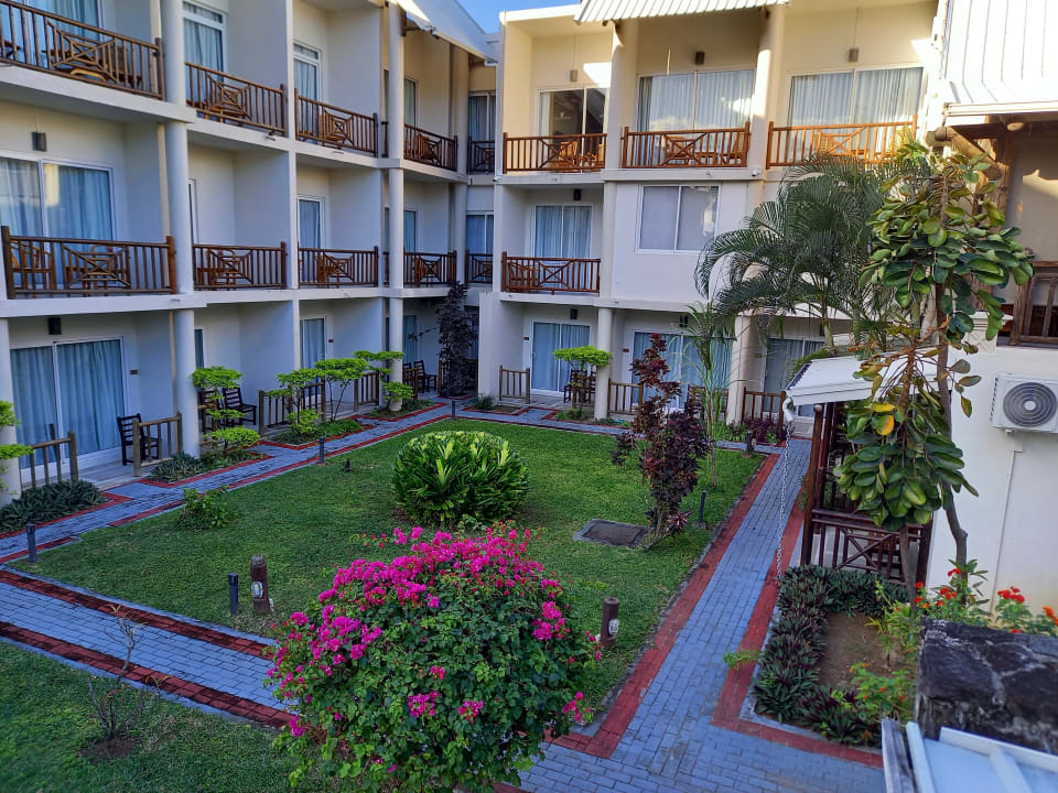 Gartenanlage Le Peninsula Bay Beach Resort & Spa