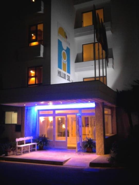 Eingangsbereich bei Nacht Millor Sol