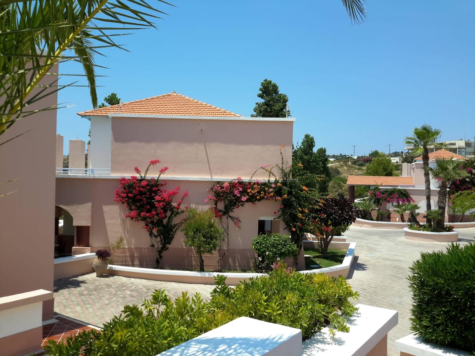 Widok pomiedzy bungalowami Mitsis Rodos Village