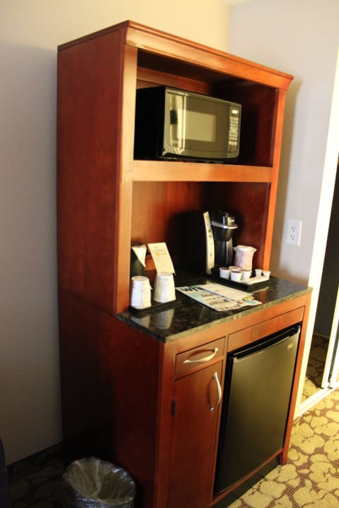 Schrank mit Mikrowelle, Kaffeemaschine,Kühlschrank Hilton Garden Inn Tysons Corner
