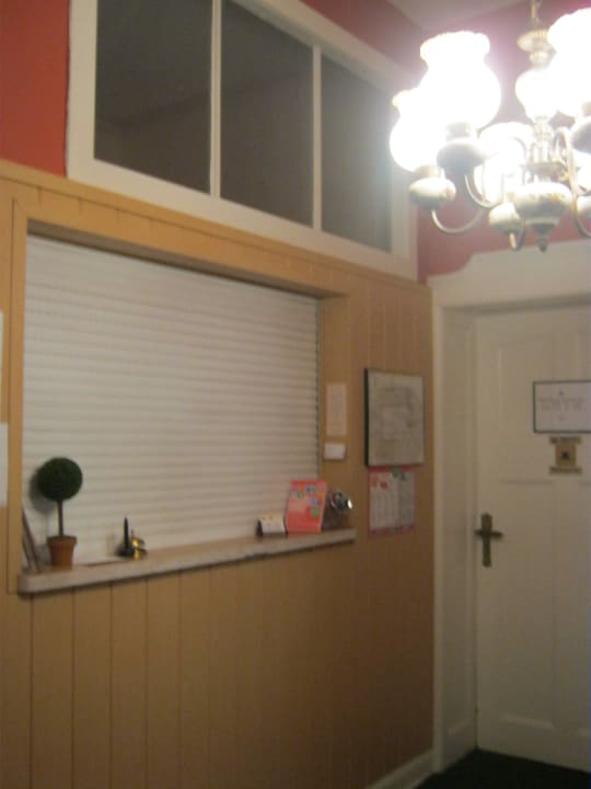 Rezeption und Tür zum Frühstücksraum Hotel Pension Rheingold