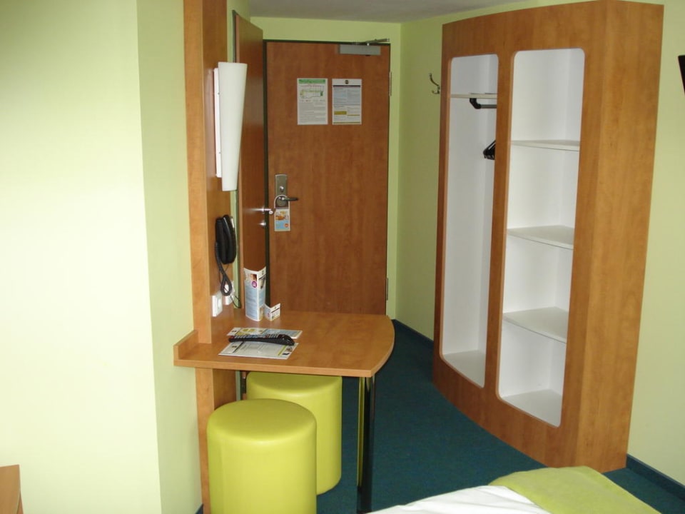 Offener Schrank B&B Hotel Augsburg-Süd