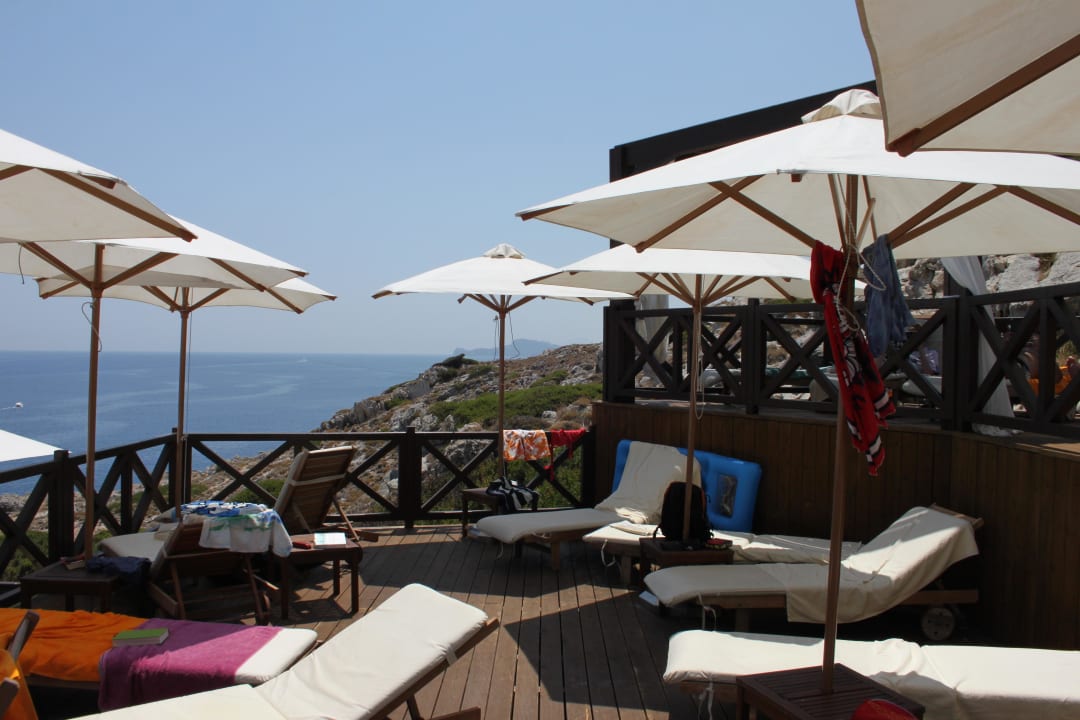 Dřevěne terasy za bazénem Hotel Kalithea Horizon Royal