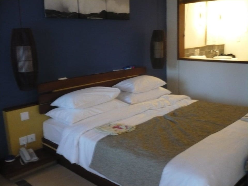 Das Doppelbett, dahinter das Bad Laguna Beach Hotel & Spa