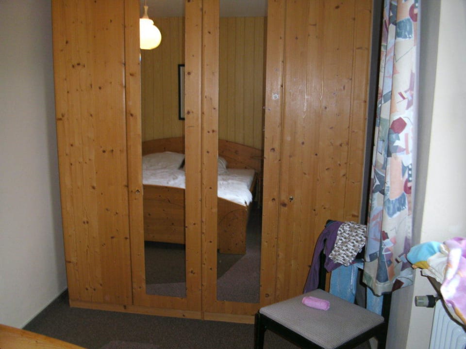 Schlafzimmerschrank Ferienpark Geyersberg