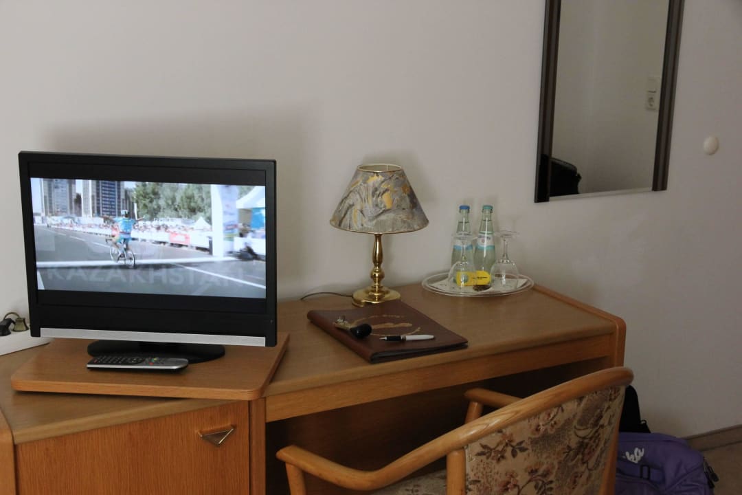 Schreibtisch mit Flat- TV Parkhotel Neustadt