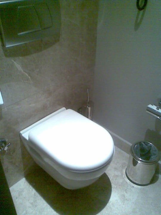 WC sehr eng der kleine Raum Commodore Elite Suites & Spa - Adults only