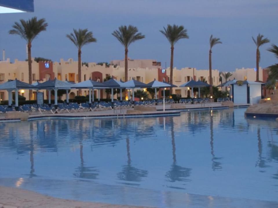Blick über den Pool auf die Zimmer SUNRISE Royal Makadi Resort