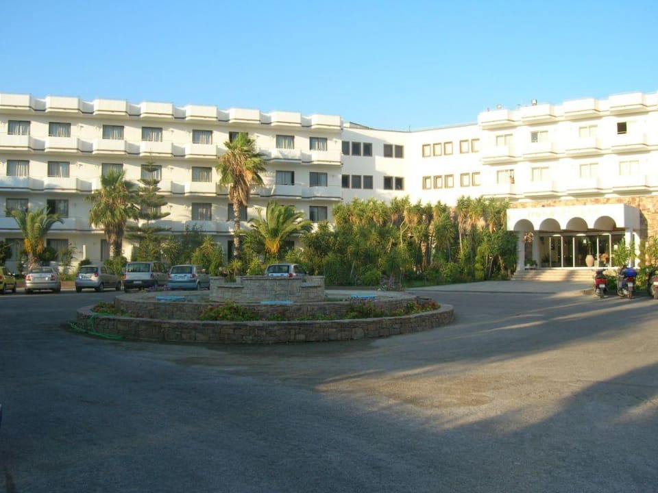 Vorderansicht des Hotels Irene Palace Beach Resort Club alltoura