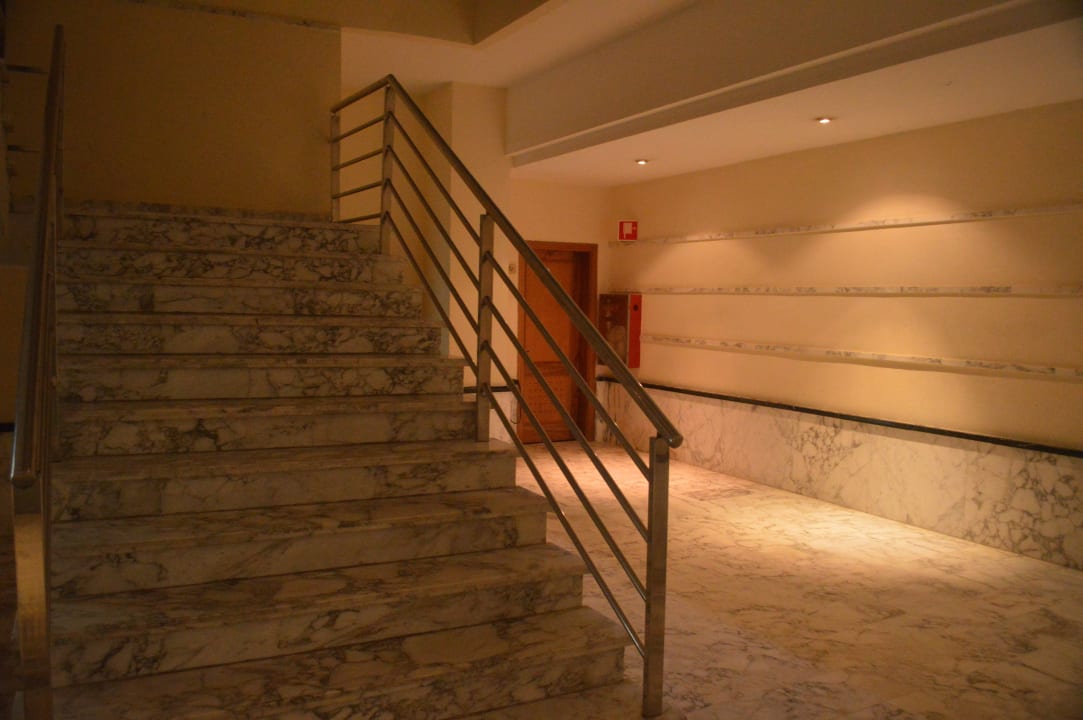 EG Treppenhaus vor den Aufzügen Princess Taurito